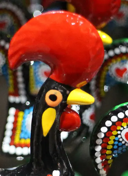 Figurina colorida de un gallo, símbolo de Portugal - Excursión a Fátima, Nazaré, Óbidos y Batalha desde Lisboa - Actividades y Excursiones Buendía Portugal