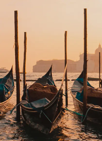 Góndolas estacionadas en Venecia al atardecer - Paseo privado en Góndola con guía - Excursiones y actividades Buendía Italia