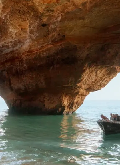 Barco entrando en la Gruta de Benagil en el Algarve-Excursión en Barco a la Gruta de Benagil-Actividades y excursiones en el Algarve Buendía
