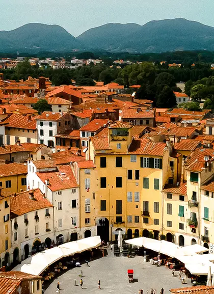 Anfiteatro de Lucca en Toscana - Excursión a Lucca y Pisa desde Florencia - Actividades y Excursiones Buendía Toscana, Italia