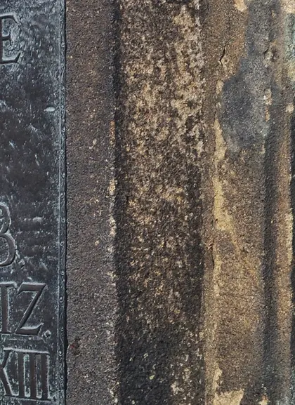 Placa de bronce de la Estatua de Nepomuk en el Puente Carlos en Praga - Tour Misterios y Cervezas de Praga - Actividades y Excursiones Buendía Republica Checa