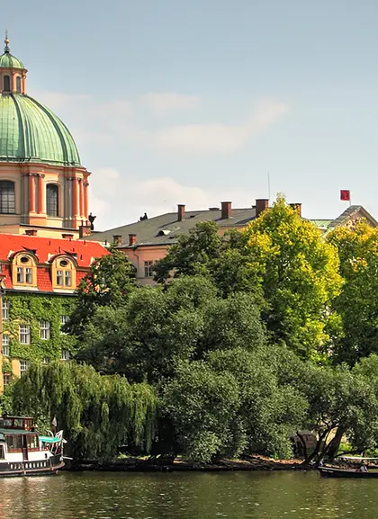 Ciudad de Praga en las orillas de río Moldava - Tour del Nazismo y Comunismo en Praga - Actividades y Excursiones Buendía Republica Checa