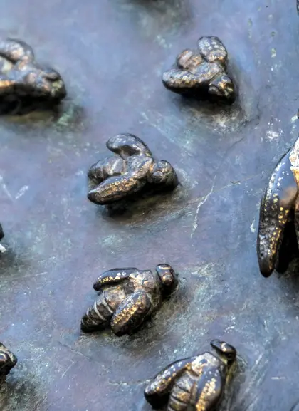 Abejas en la estatua de la plaza Santiago Annunziata - Free Tour Misterios y Leyendas de Florencia - Actividades y Excursiones Buendía Italia