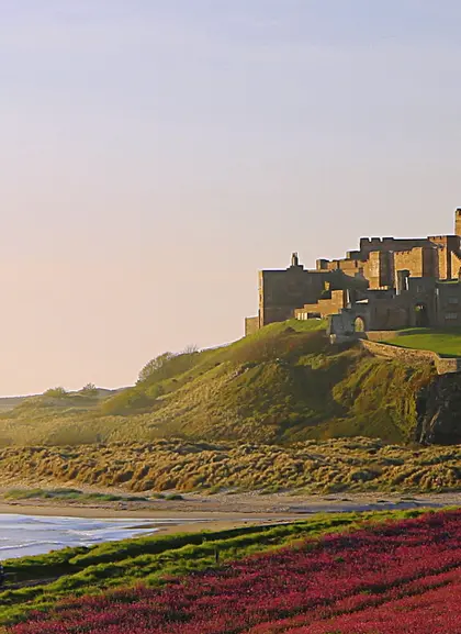 Castillo de Bamburgh en la costa del mar del norte - Excursión Harry Potter y los Castillos de Escocia - Tours y Visitas Guiadas en español en Edimburgo - Buendía