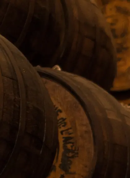 Barricas de roble en una destilería escocesa de whisky - Excursión a Stirling, destilería y Saint Andrews - Actividades y Visitas guiadas Buendía Escocia 