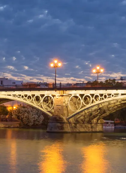 Puente de Triana - Ruta teatralizada en Triana - Actividades y Excursiones en Sevilla - Buendía