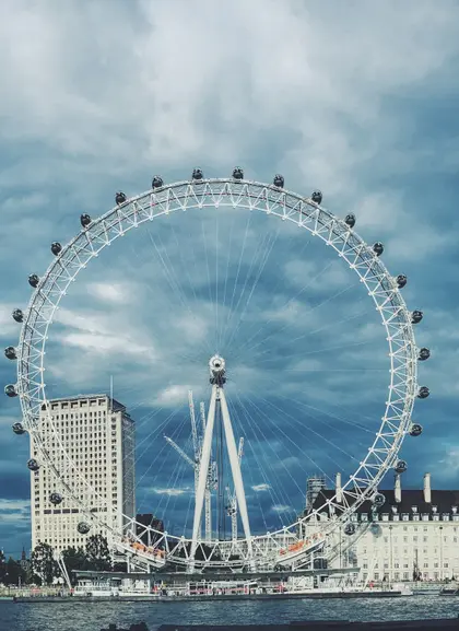 Vista del London Eye reflejado-Entradas para London Eye Londres-Actividades y Excursiones en Londres Buendía Tours
