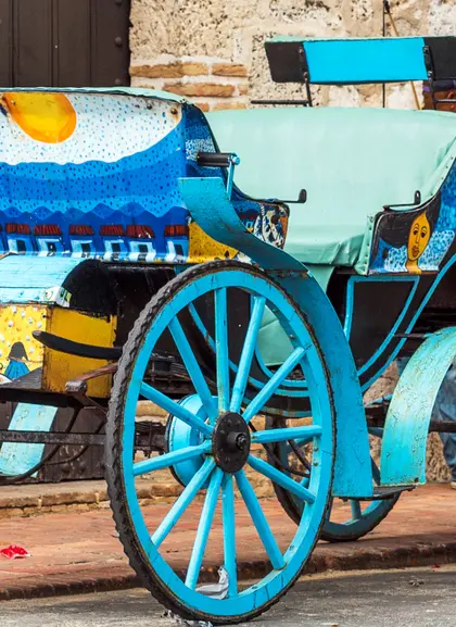 Coche retro con caballo en una calle de la ciudad en Santo Domingo - Excursión y visita guiada a Santo Domingo Excursión a Santo Domingo con Almuerzo Dominicano - Tours y Actividades  Buendía República Dominicana