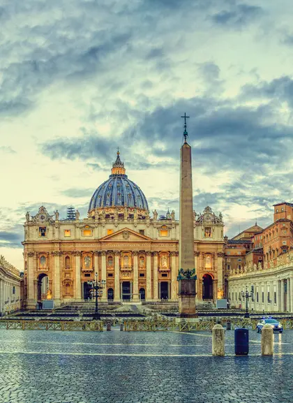 Basílica de San Pedro por la noche desde Via della Conciliazione en Roma - Tour por Roma en coche privado - Excursiones y Visitas guiadas Buendía Italia