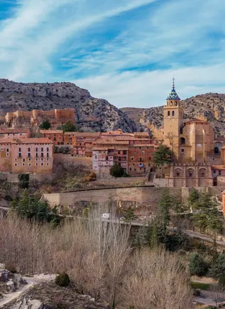 Pueblo medieval de Albarracín y sus murallas en provincia de Teruel - Visita Guiada Albarracín y la Casa Museo - Free tour y Excursiones Buendía Aragón