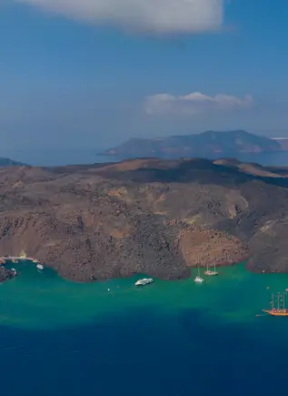 Isla volcánica de Nea Kameni - Crucero por las Islas Volcánicas, Hot Springs y Thirassia desde Santorini - Excursiones y Visitas guiadas Buendía Tours Grecia