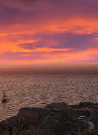 Paseo en barco por las islas volcánicas con atardecer en Oia
