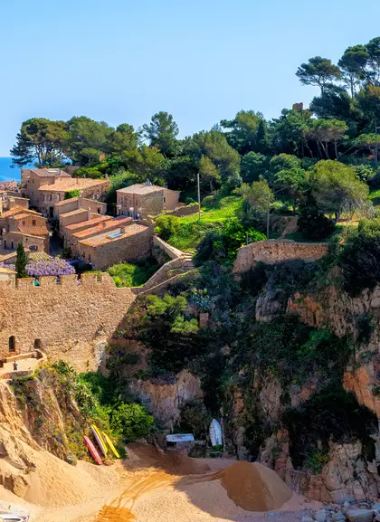 Pueblo medieval y murallas del casco antiguo de Tossa de Mar en Girona - Excursión a la Costa Brava por Tierra y Mar desde Barcelona - Visitas guiadas y Free tours Buendía Cataluña