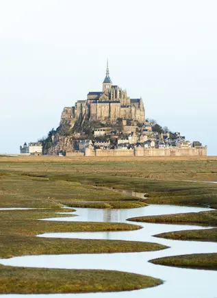 Panorámica monte Saint-Michel con camino de agua - Entrada prioritaria a la Abadía del Monte Saint-Michel - Excursiones y Actividades en Francia - Buendía