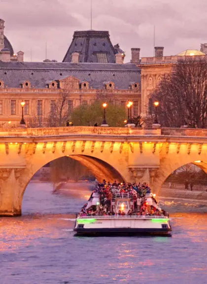 Vista del Sena y del Puente Alexandre III en París-Entrada al Museo del Louvre y Paseo por el Sena- Actividades y Excursiones en París Buendía Tours