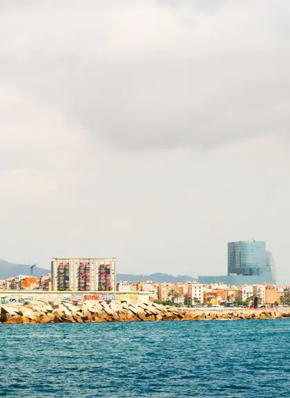 Catamarán, Coctel y Música por el litoral de Barcelona - Visitas guiadas y Excursiones en español Buendía Cataluña