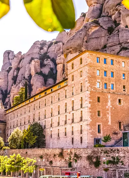Monasterio de Monserrat en Cataluña - Excursión a Montserrat por la tarde con tren cremallera - Visitas guiadas y Free tours en español Buendía Cataluña