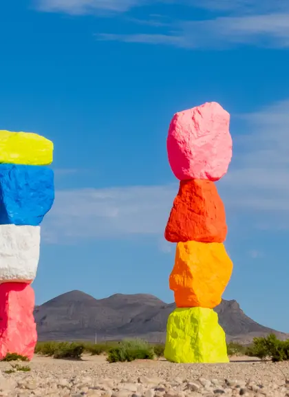 una obra del artista Ugo Rondinone - Tour 7 montañas mágicas y Letrero Las Vegas - Visitas guiadas y Tours en español Buendía Estados Unidos