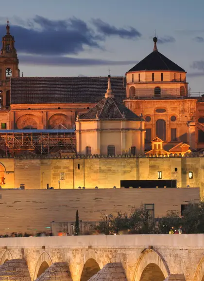 Vista del Puente Romano por la noche en Córdoba - Free Tour Córdoba de noche Visitas guiadas  y Excursiones en español Buendía Tours Andalucía