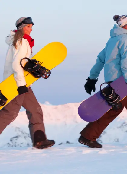 Personas con tablas de Snowboard - Alquiler de Snow en Baqueira Beret 1500 - Actividades deportivas, de ocio y al aire libre en Baqueira Beret - Buendía