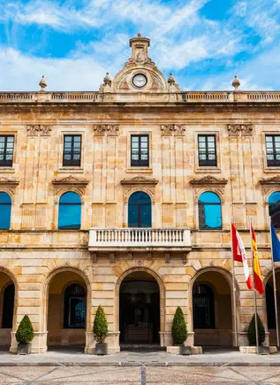 Tour privado a pie por Gijón con un guía exclusivo en español a tu disposición.