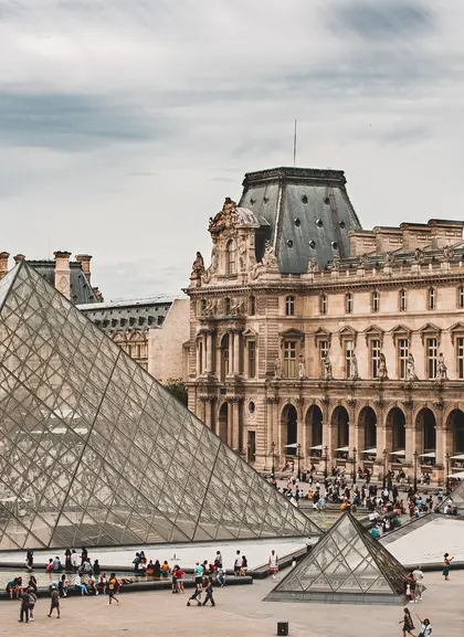 Exterior del Museo del Louvre en París- Atracciones Turísticas en París - Buendia Experiencias Únicas