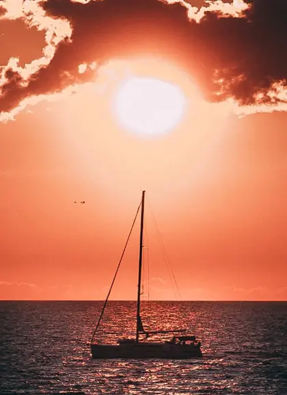 Catamarán en Menorca a la Puesta de sol desde Fornells