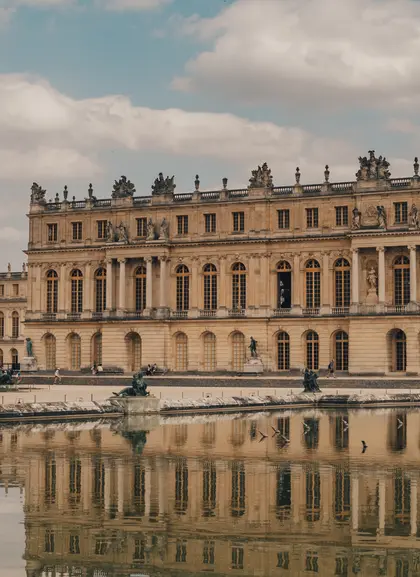 Vista exterior del Palacio de Versalles- Visitas el Palacio de Versalles en París-Atracciones Turísticas en París - Buendía Experiencias Únicas