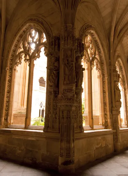 El interior del Gran Monasterio de San Juan de los Reyes incluye una iglesia con una nave única y capillas laterales, que albergan impresionantes retablos.