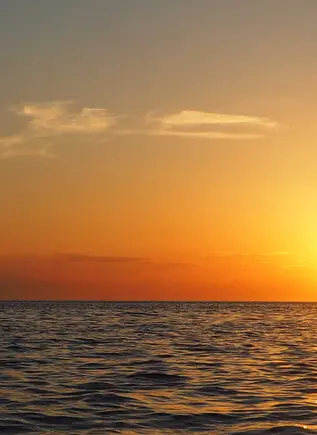 Excursión en kayak al atardecer con cava en Ibiza, saliendo de Cala Codolar.