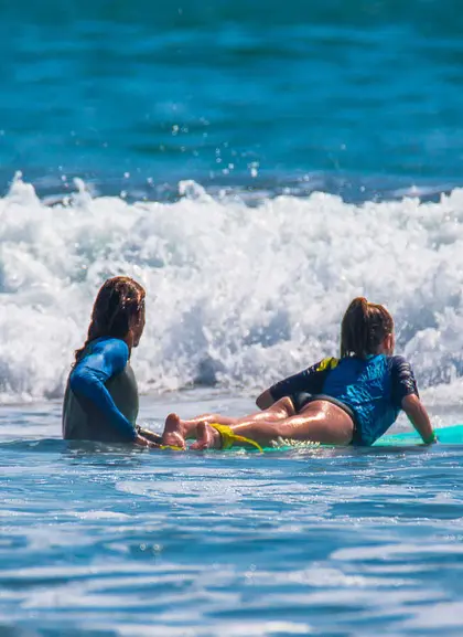 Clases de surf para niños en Mundaca