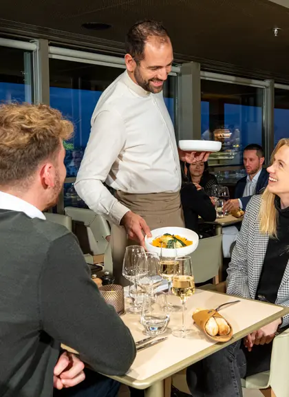 Déjate sorprender por las propuestas culinarias de un chef de renombre cenando en Madame Brasserie, el restaurante de la Torre Eiffel de París.