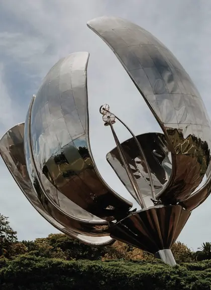 Descubrirás la singular escultura Floralis Generica en este tour a pie por la Recoleta.