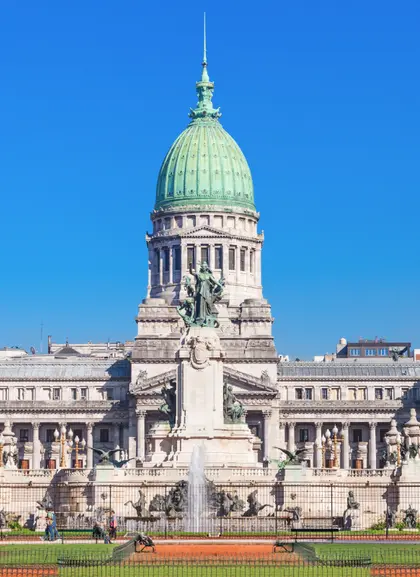 El Palacio del Congreso Nacional se alza majestuoso en la Plaza de Mayo.