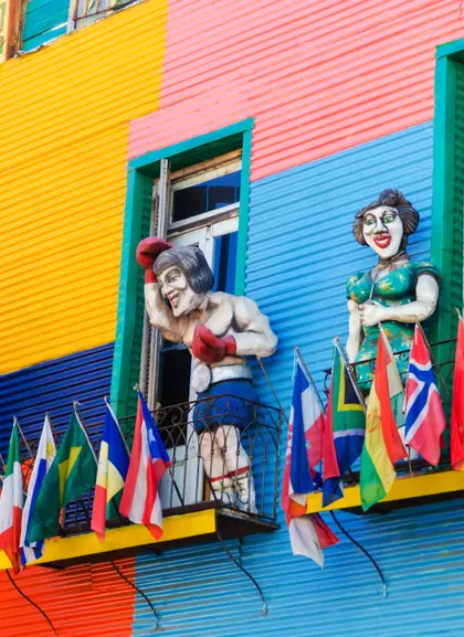 Las figuras de las ventanas capturan las miradas de los turistas.