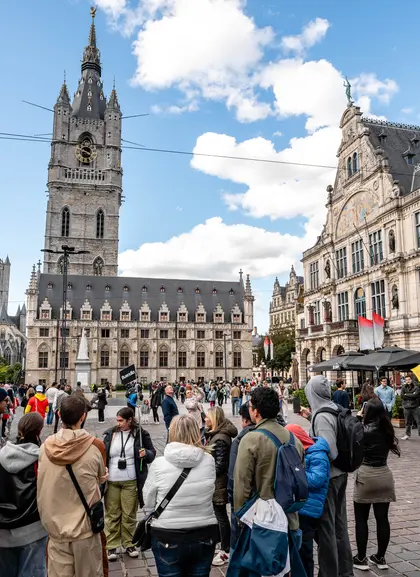Pasearemos por la plaza Sint-Baafsplein en Gante y en ella conoceremos la relevancia del Ayuntamiento de Gante y de Belfort.