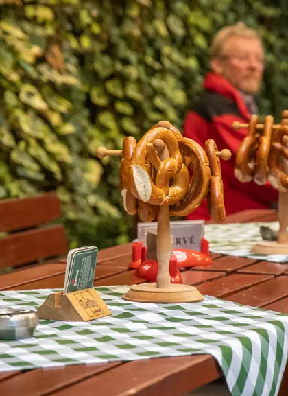 Aperitivo típico que acompaña la cerveza en Bratislava.