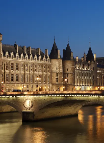 La Concergerie de París, junto al Sena, que fue una antigua prisión.