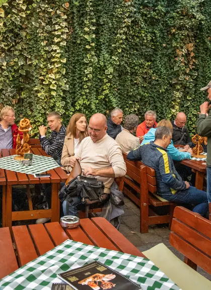 Grupo disfruta de la degustación de cerveza en Malt House en Bratislava.