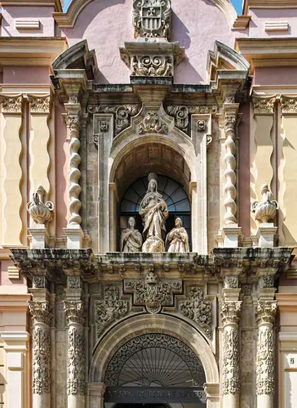 Fachada del Museo Bellas Artes de Sevilla, con una impresionante arquitectura.