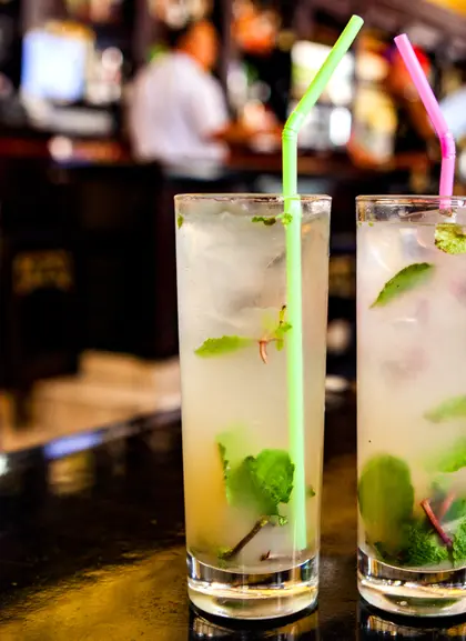 Cócteles tradicionales en un bar de La Habana