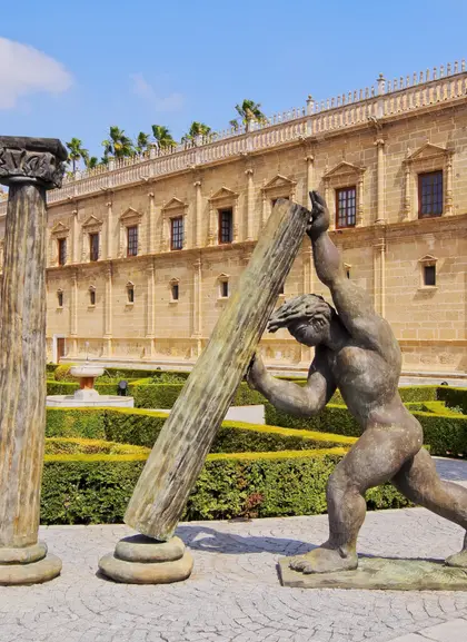 El Hospital de las Cinco Llagas, una de las primeras paradas de este free tour por el barrio de la Macarena de Sevilla, alberga el Parlamento andaluz. 