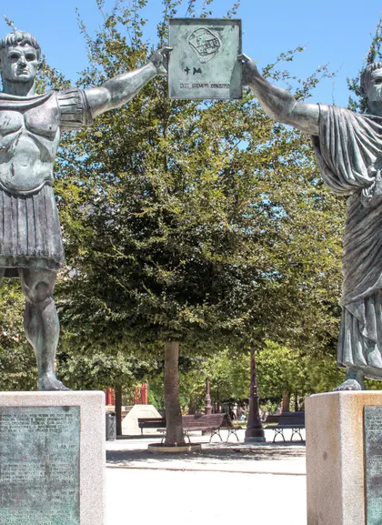 Pasearemos por las plazas más emblemáticas de la ciudad.