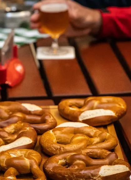 Bandeja con pretzels, que se prueban en la parada para hacer la cata de cervezas artesanales.