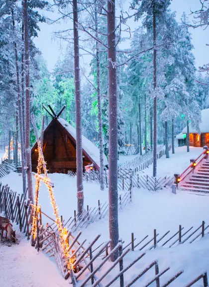 Pequeñas casitas en la aldea de Papá Noel en Rovaniemi.