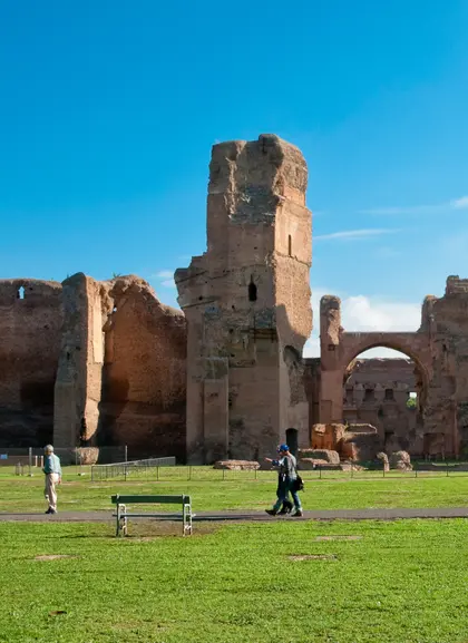 Restos de edificaciones en la Via Appia de Roma, rodeado de naturaleza.