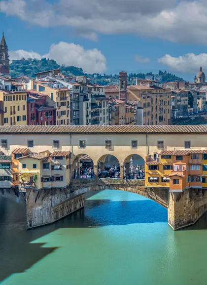 Vista panorámica de el Ponte Vecchio, repleto de comercios que vendes artesanías locales. 