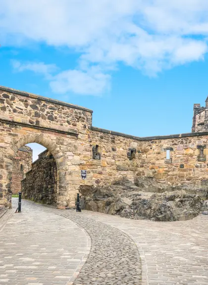 Camino de acceso al emblemático Castillo de Edimburgo.