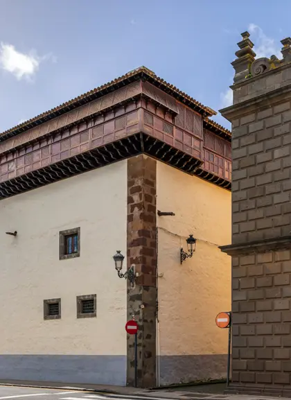 Plaza del Adelantado, con edificios históricos que esconden misterios.