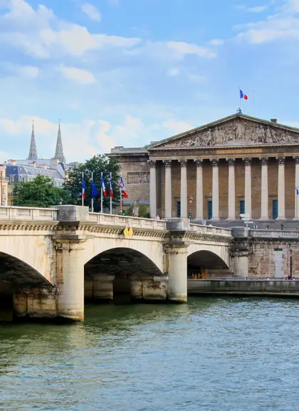 La Asamblea Nacional francesa es uno de los primeros monumentos que se ven en este recorrido a orillas del río Sena parisino.